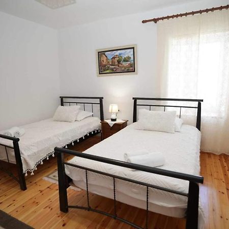 Eniguesthouse Gjirokastër المظهر الخارجي الصورة