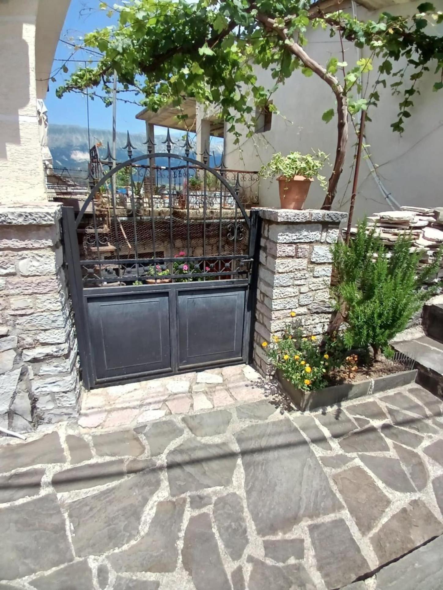 Eniguesthouse Gjirokastër المظهر الخارجي الصورة