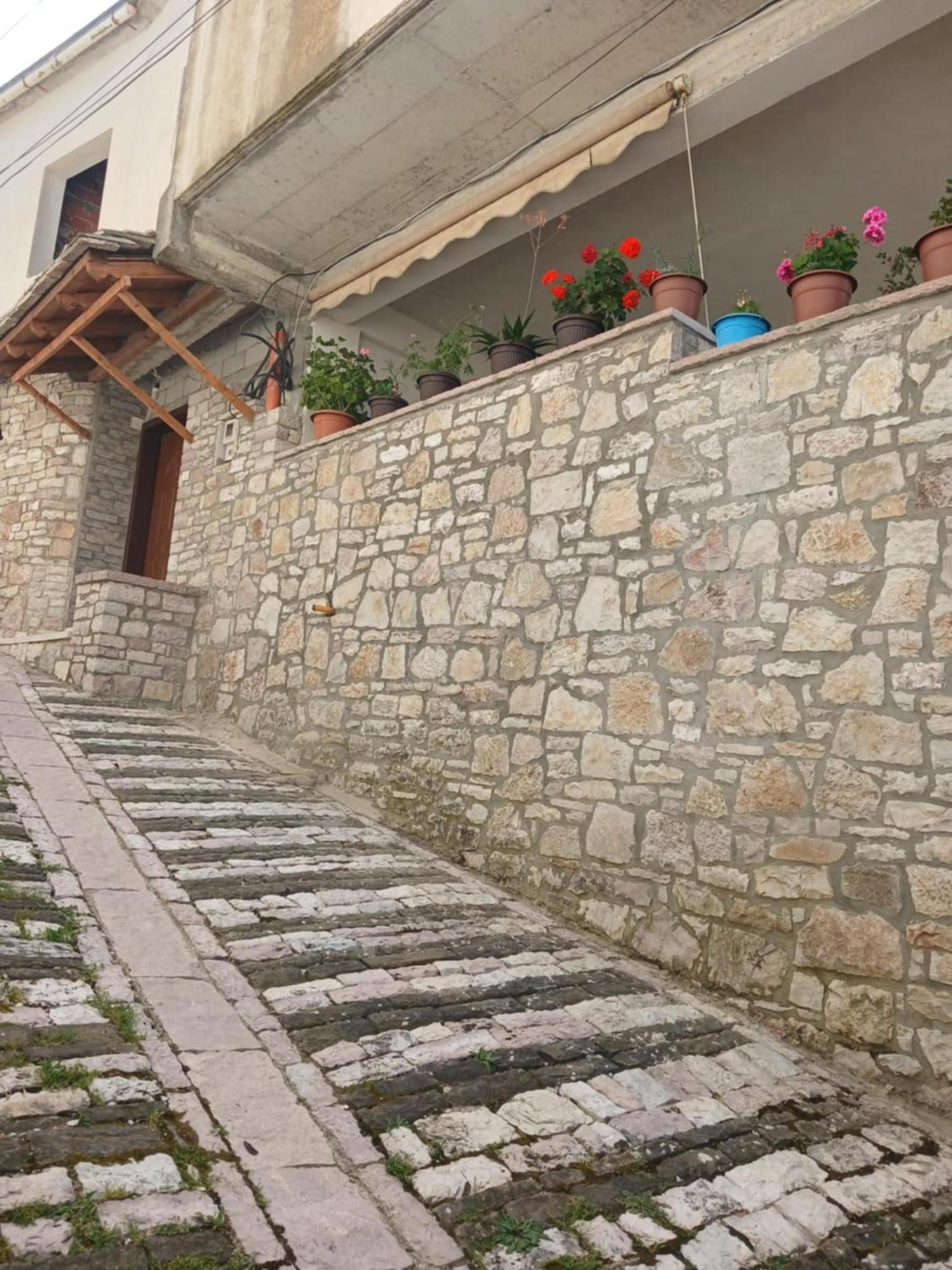 Eniguesthouse Gjirokastër المظهر الخارجي الصورة