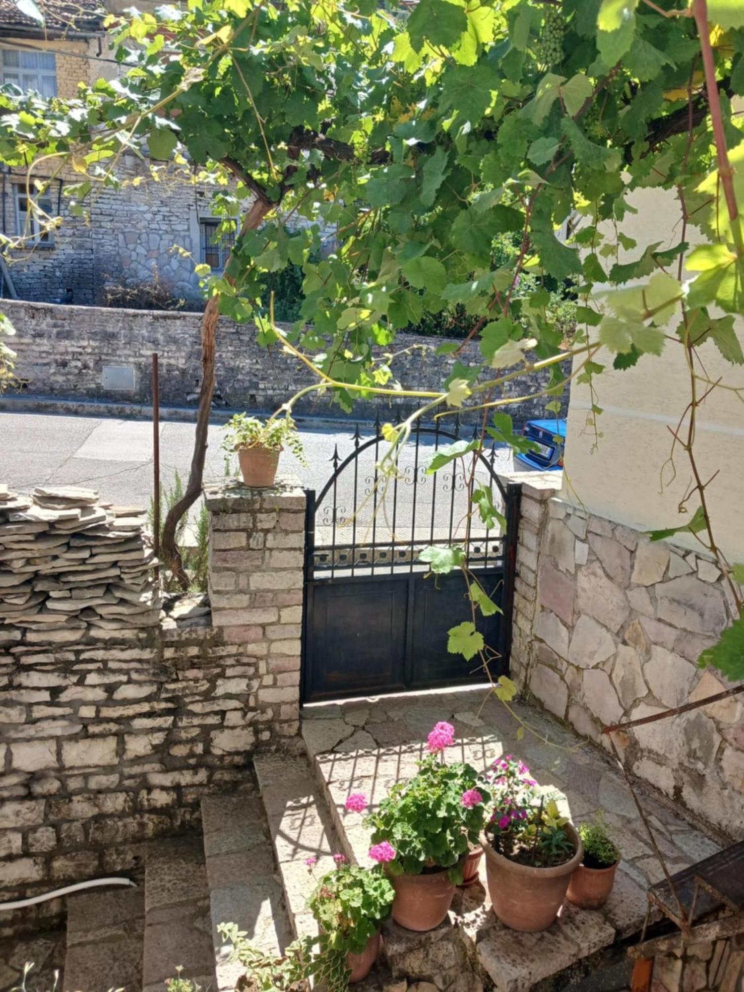 Eniguesthouse Gjirokastër المظهر الخارجي الصورة